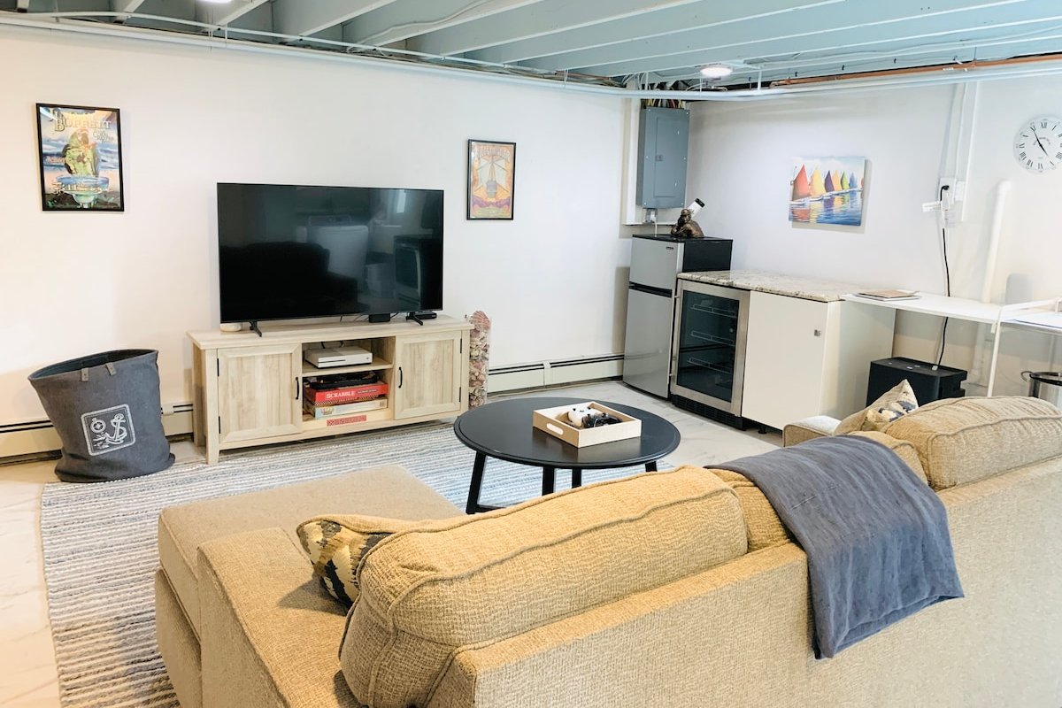 Spacious Family Home – Close to Beaches & Newport! gallery image 4