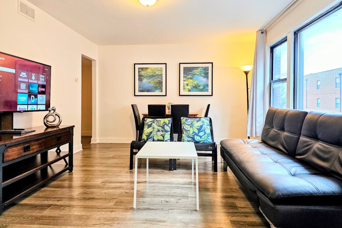 1 #31 – 4 Bedroom Condo – McCormick Place gallery image 2