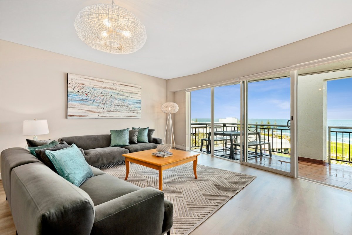 Apartment M503 – panoramic ocean views for miles! gallery image 2