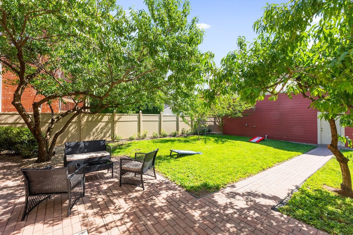 Gorgeous 5BR/10Bed | Large Private Outdoor Space! gallery image 5