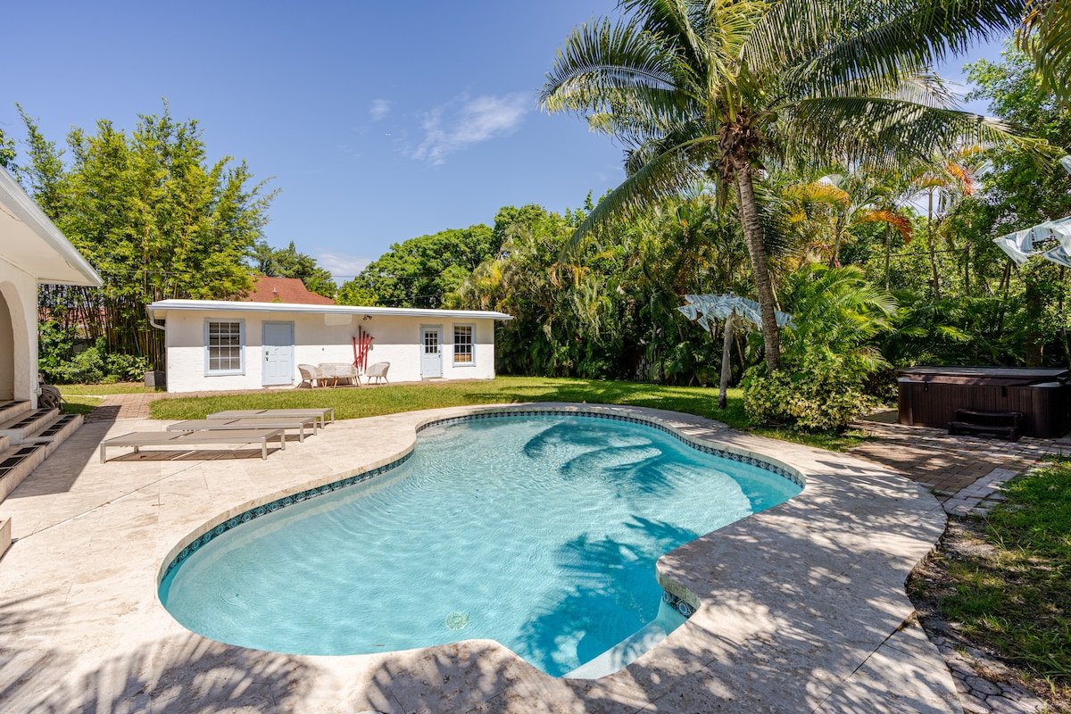 Luxury 5 Bedroom Art Villa, Heated Pool, Hot tub gallery image 2