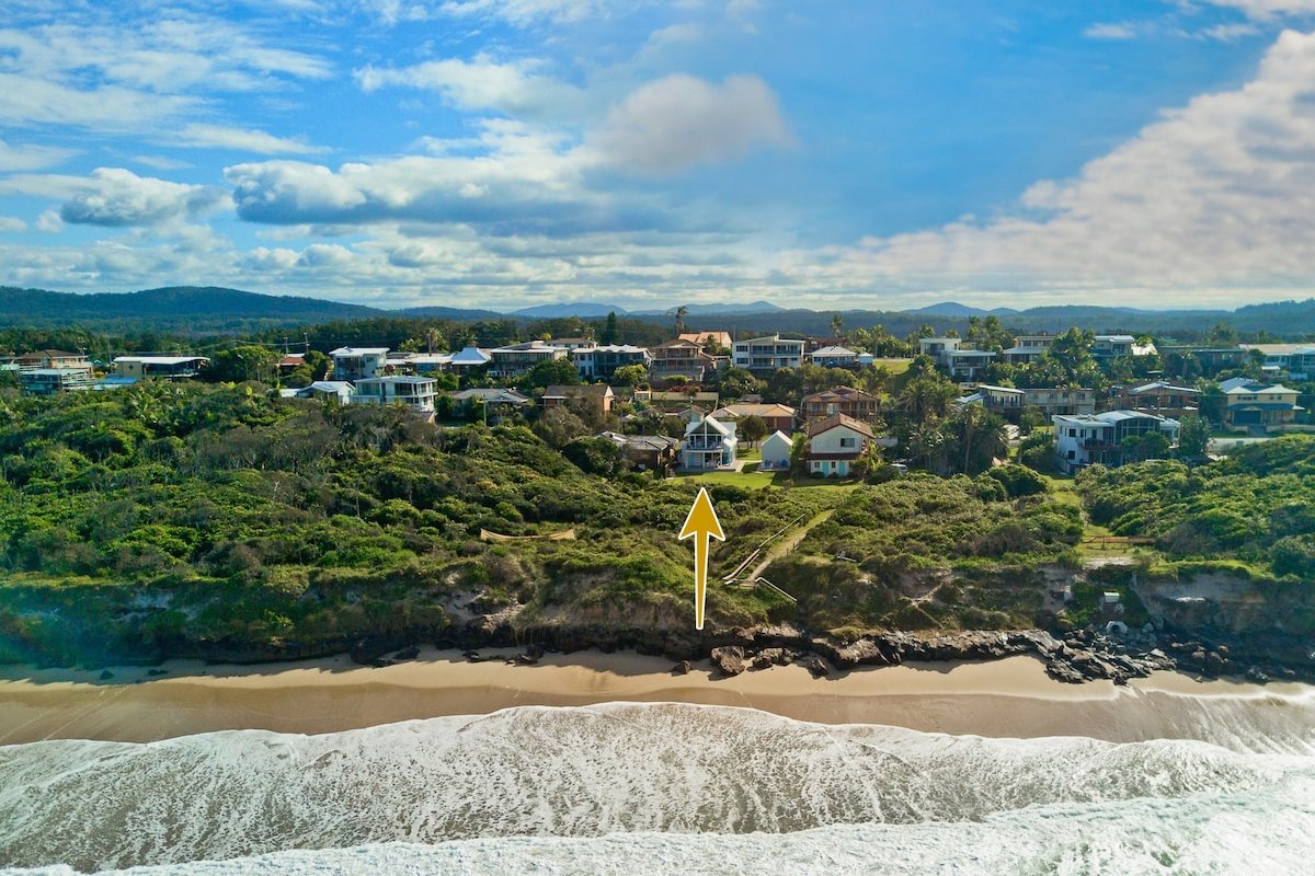 Middle Rock Beach House – absolute beach front gallery image 3