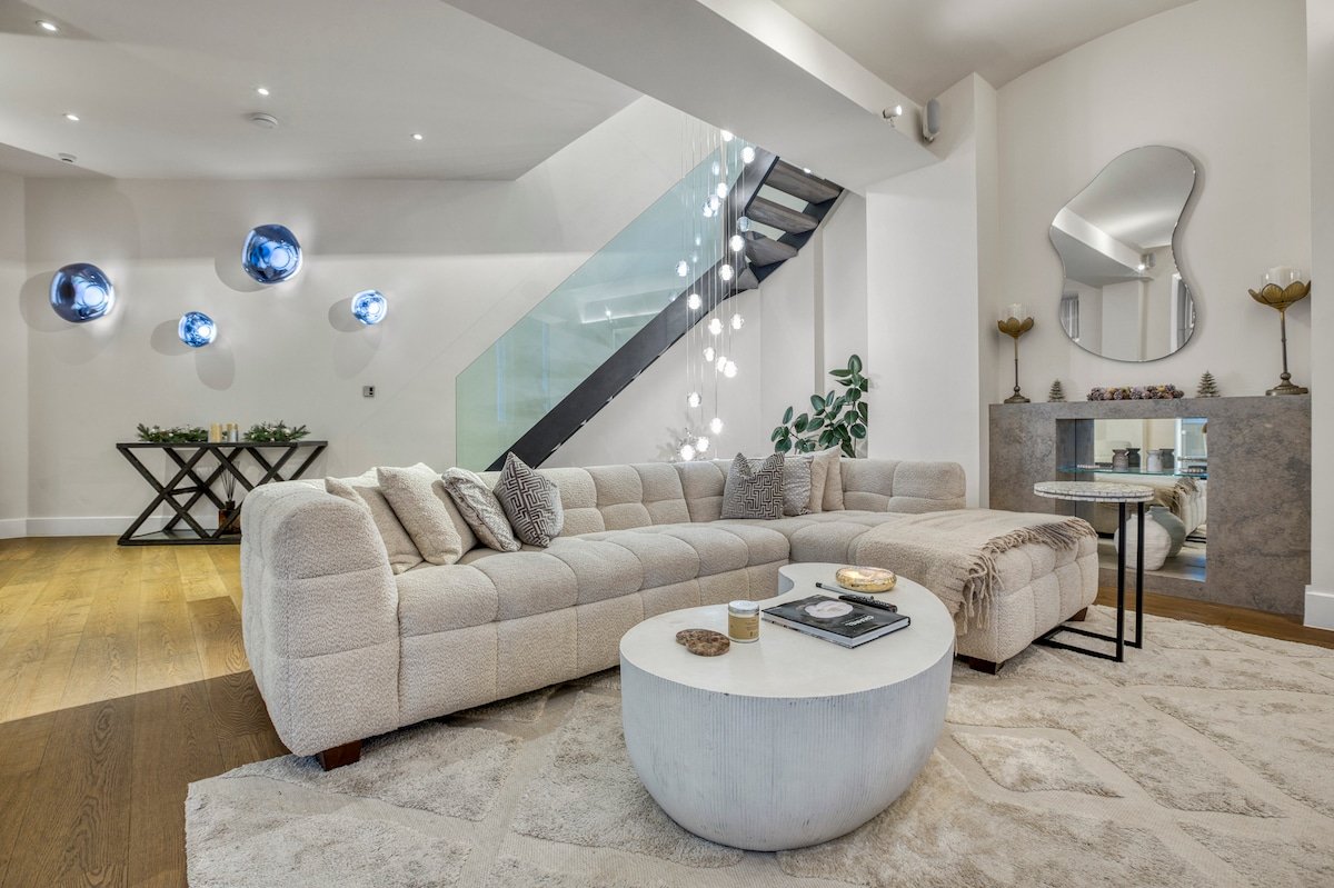 Historic Cubitt Lodge| 3BR | Steam Room & Jacuzzi gallery image 3