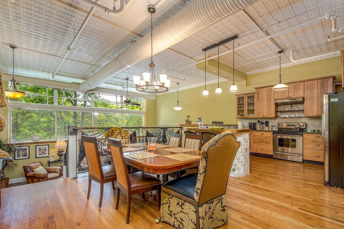 ~5 star Downtown Spacious Retreat at 35 Patton gallery image 2