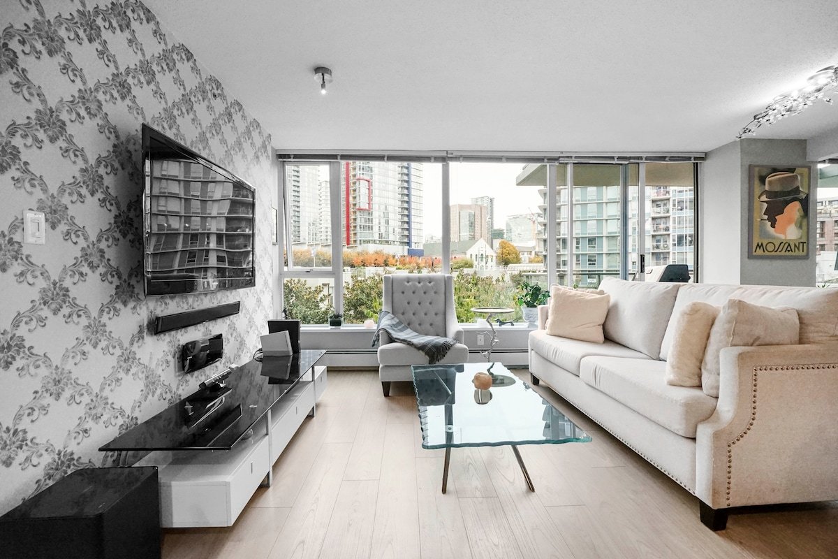 Luxurious, Designer 3 bedrooms Condo – Sleeps 8 gallery image 5