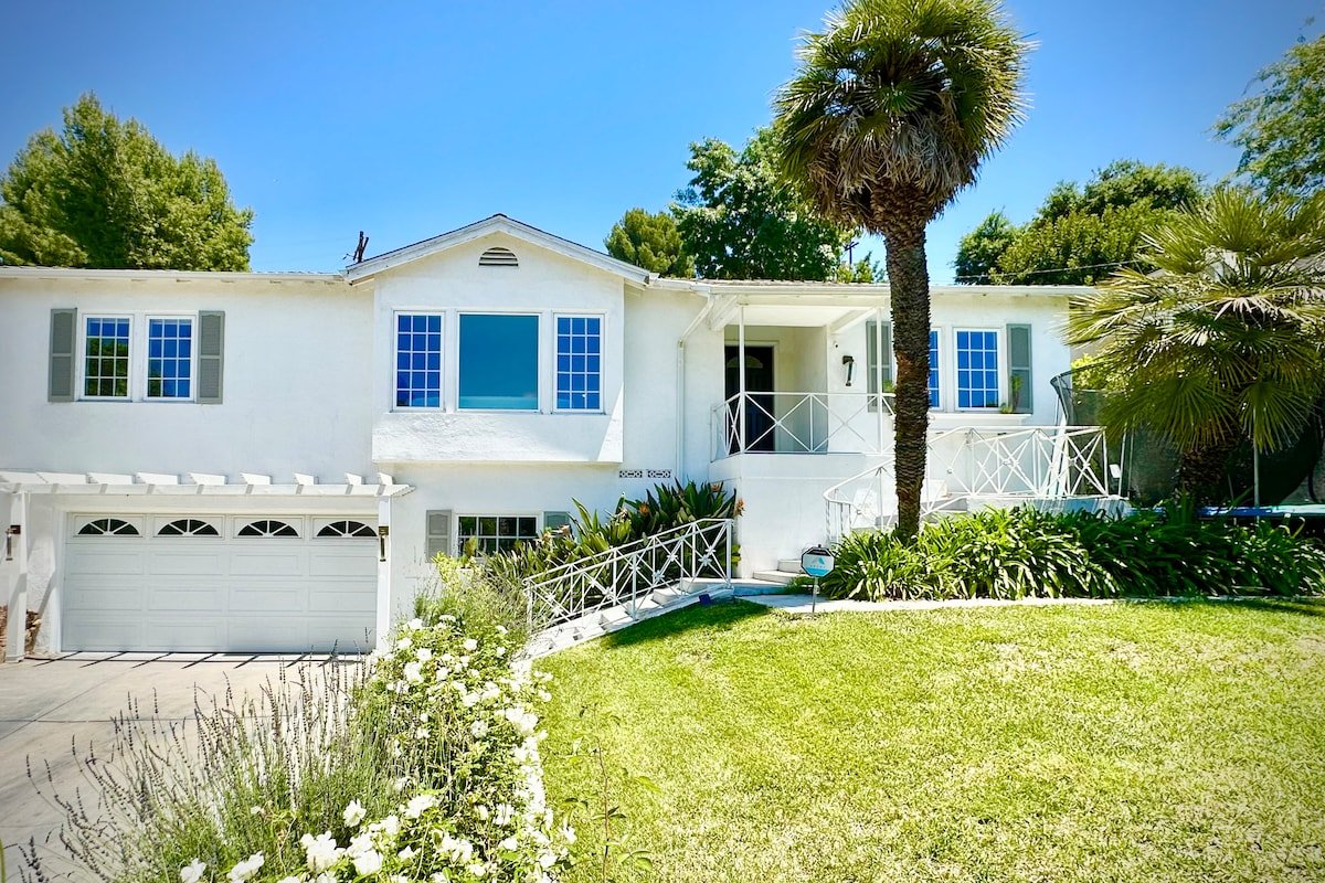 Stunning LA Home, Best Location + Pool! gallery image 2