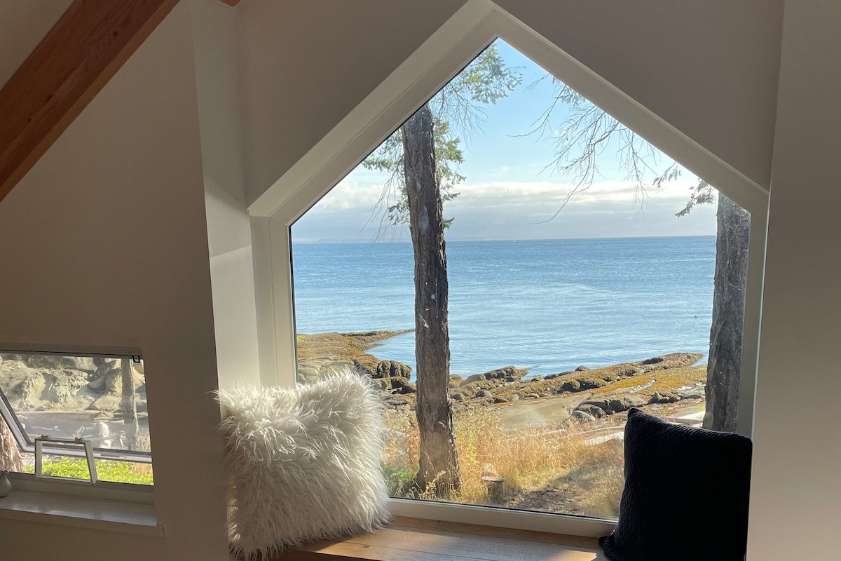 SALT Oceanfront Cottage! gallery image 4