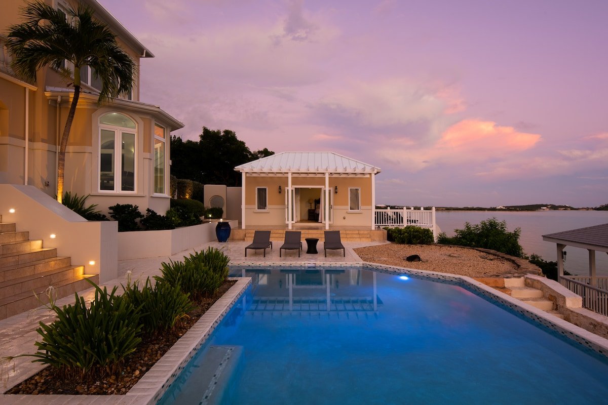Three Cays Villa gallery image 2