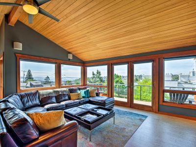 Scenic Water-View Queen Anne Home, 2Mi to Downtown