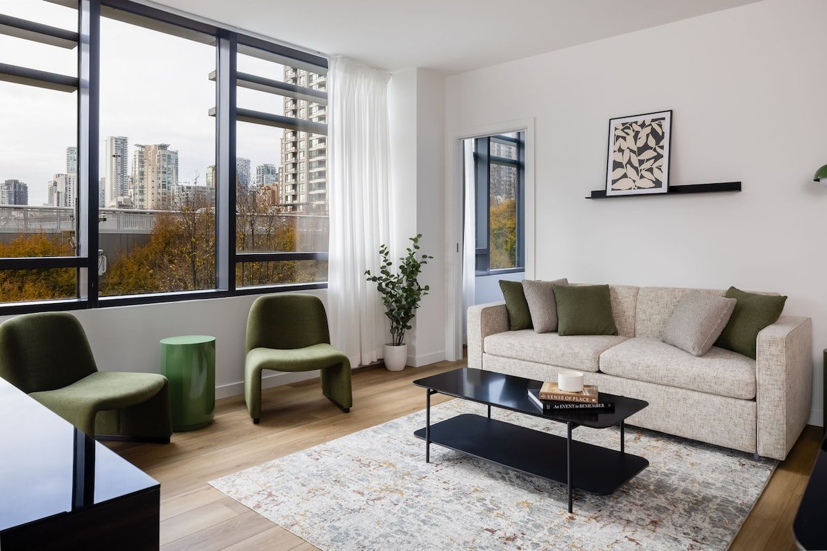 Smithe House Two Bedroom Apt + Office – Yaletown gallery image 2
