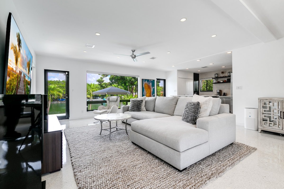 Luxury Lake House Blocks from the Beach! gallery image 4