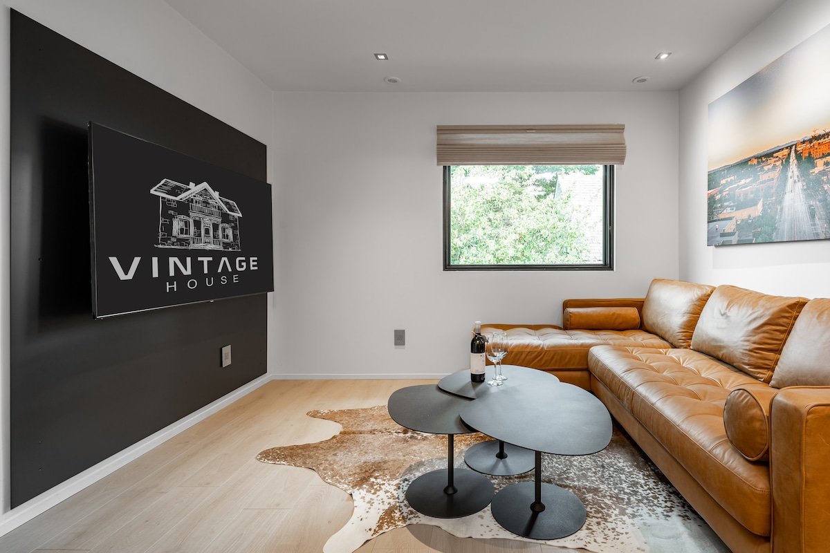 *Downtown + Privacy * ~ 2 Separate Flats Included! gallery image 5