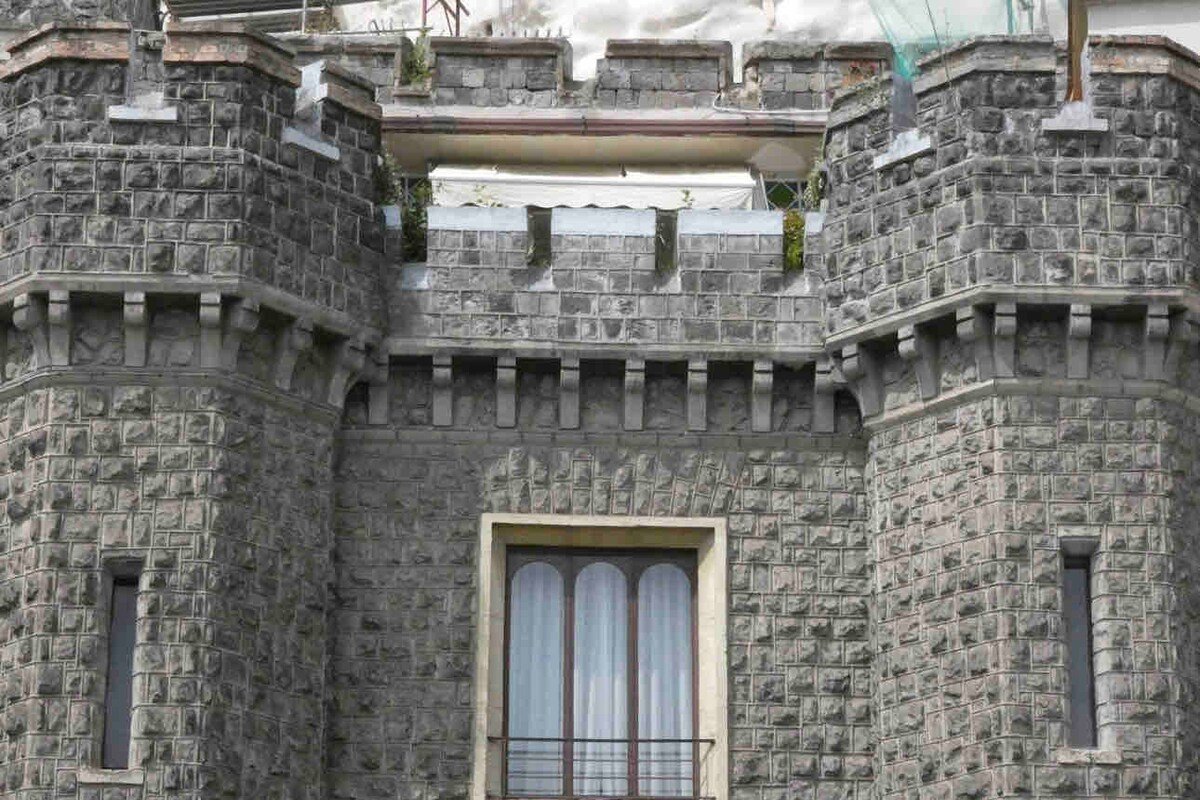 Central apt in a castle tower gallery image 3