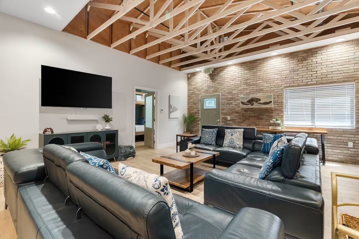 Hawaiian Loft 6BR for 24 Guests + Beachy Speakeasy gallery image 3