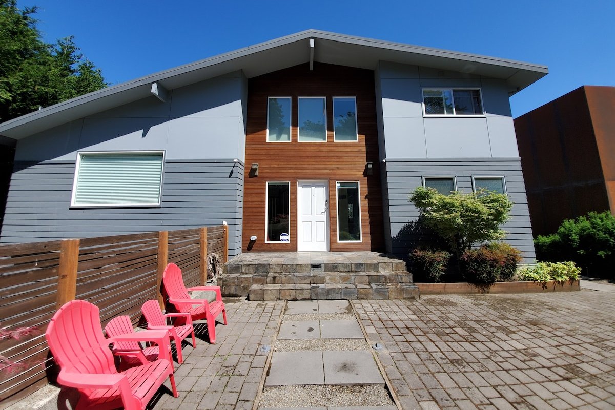 Seattle Retreat w/Panoramic Lake and Mt Views gallery image 4