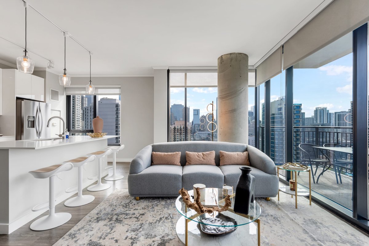 Gold Coast Luxury: 2BR with Sweeping City Vistas