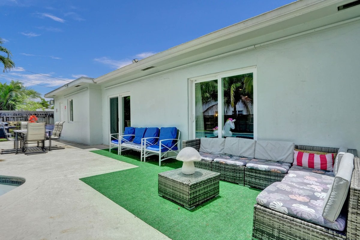 Spacious Villa w/ Heated Pool Trampoline BBQ Games gallery image 4