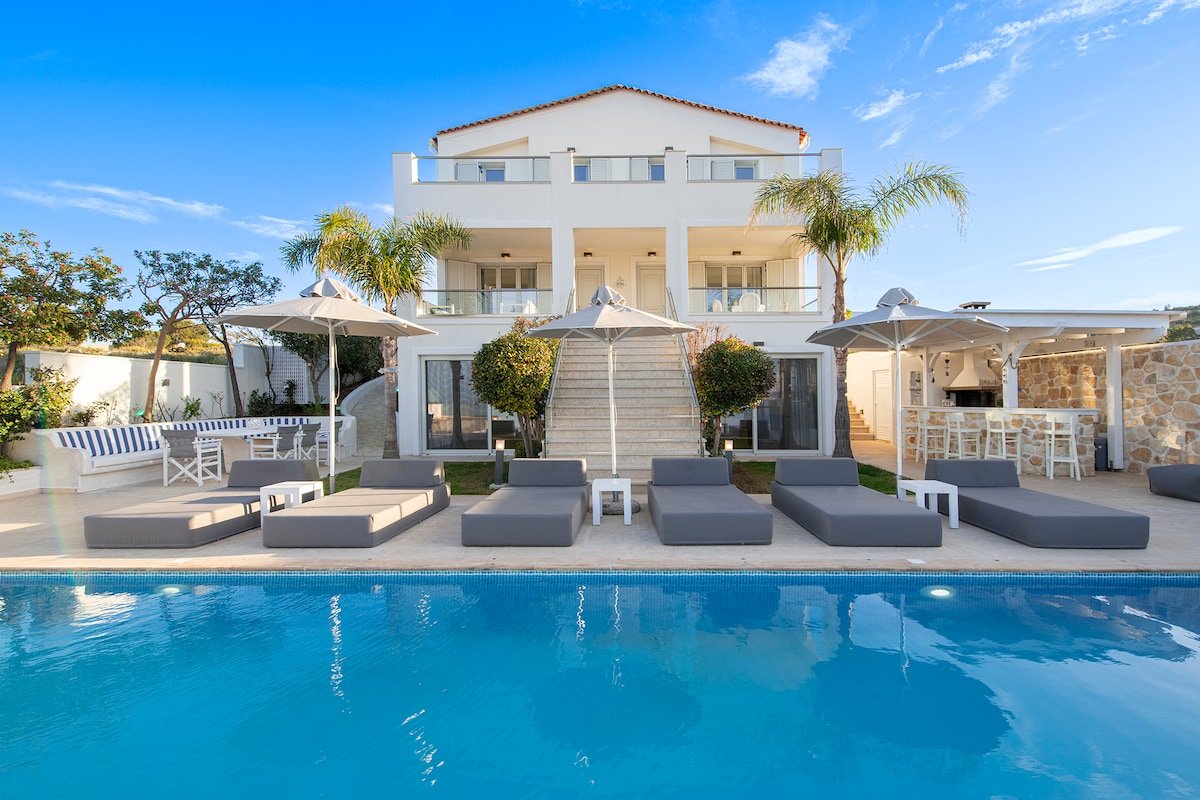 Family Villa Bella Elena with Heated Pool gallery image 2