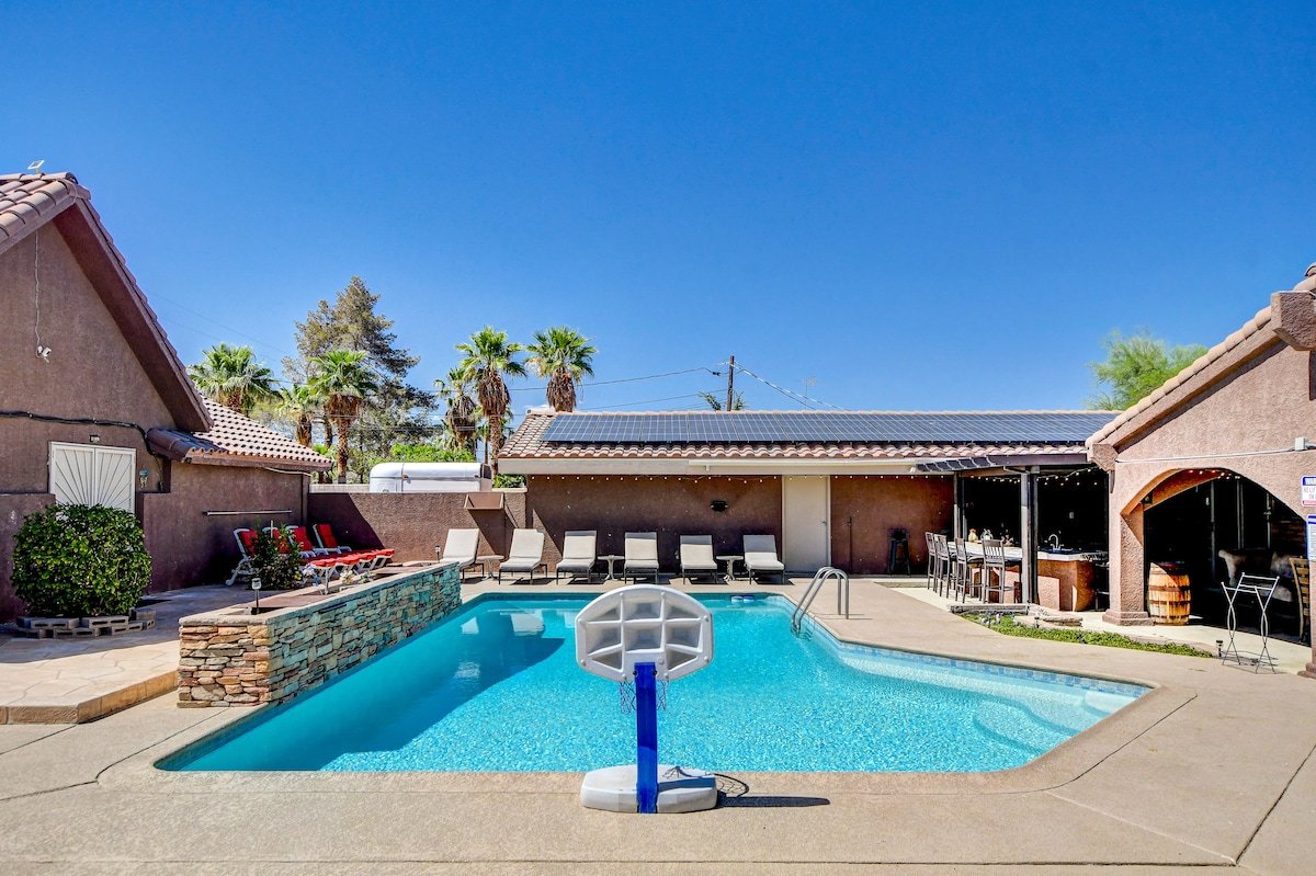 9Beds Poolside Oasis Minutes from Airport n Strip gallery image 3