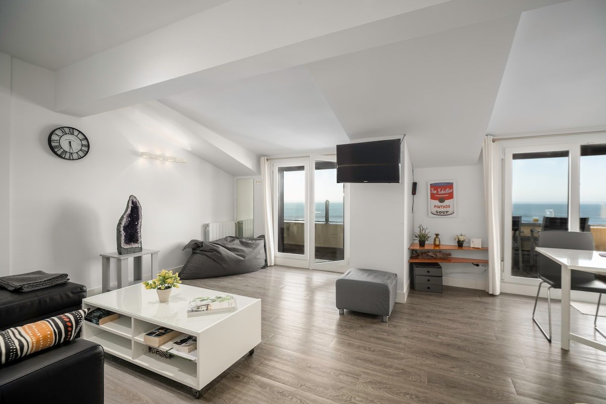 Zurriola Beach Atic gallery image 3