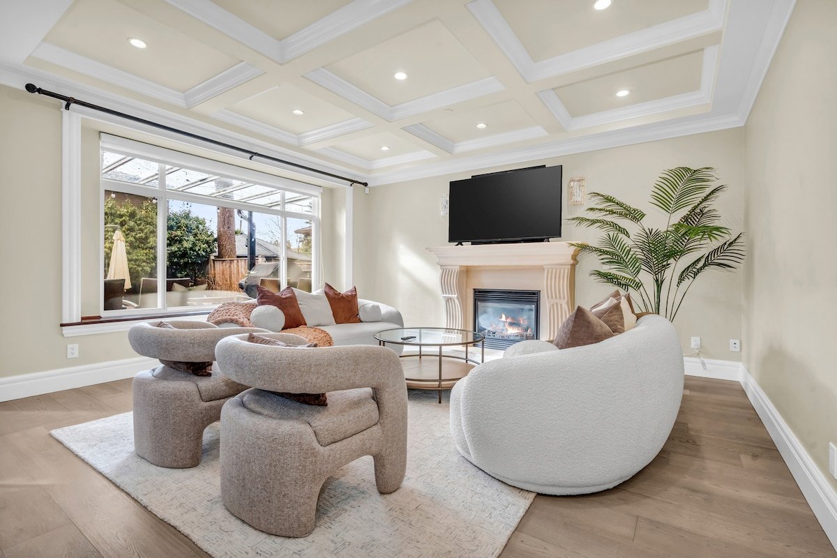 Spacious Luxurious Retreat – 9min from Downtown gallery image 2