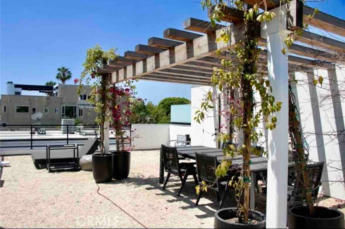 Gorgeous WeHo Townhouse gallery image 3