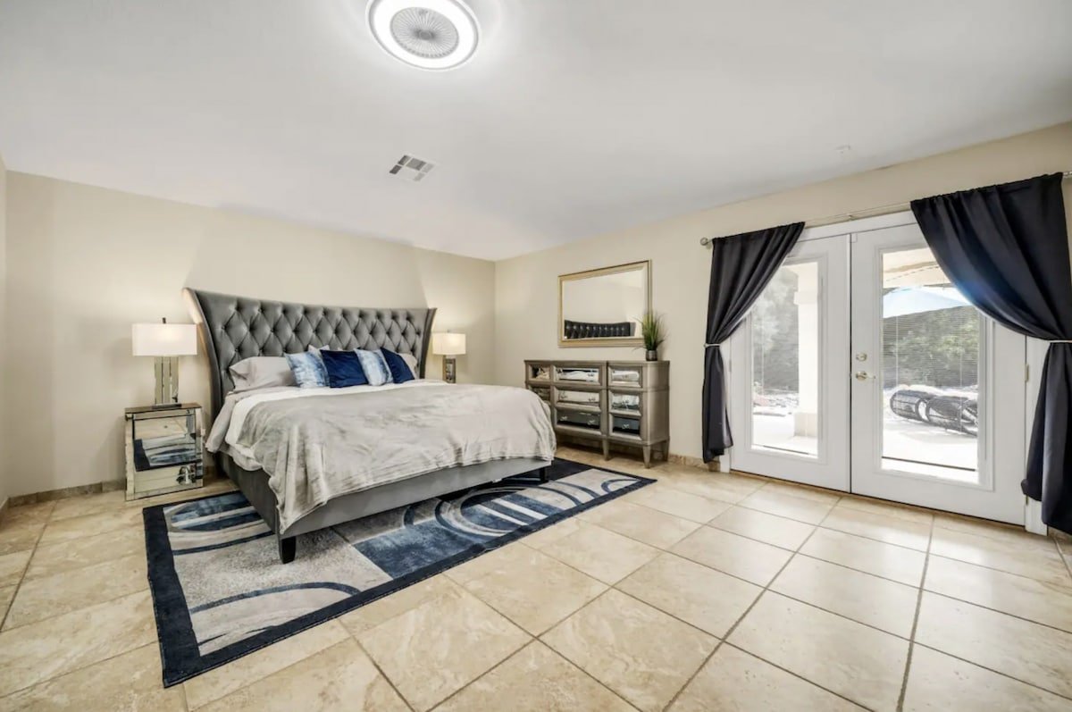 Luxury Las Vegas Oasis with Pool and Hot Tub gallery image 4