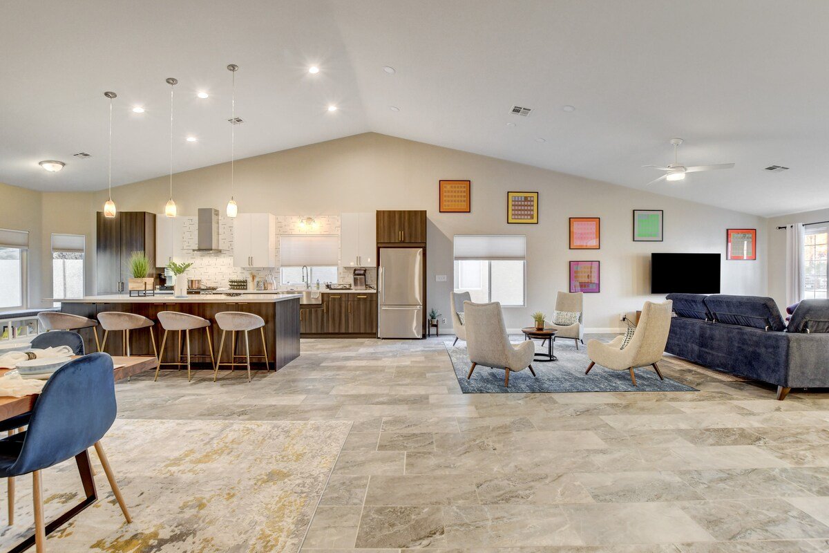 Stunning 3 bdrm King w/Pool 10 min to Red Rock! gallery image 4