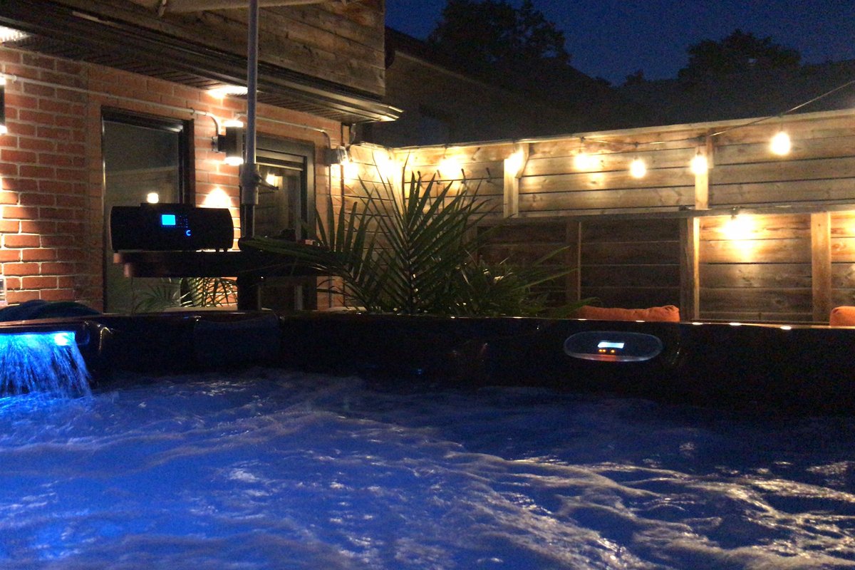 Breathtaking Hot Tub Oasis 9 Guest 4BR 3WR Firepl