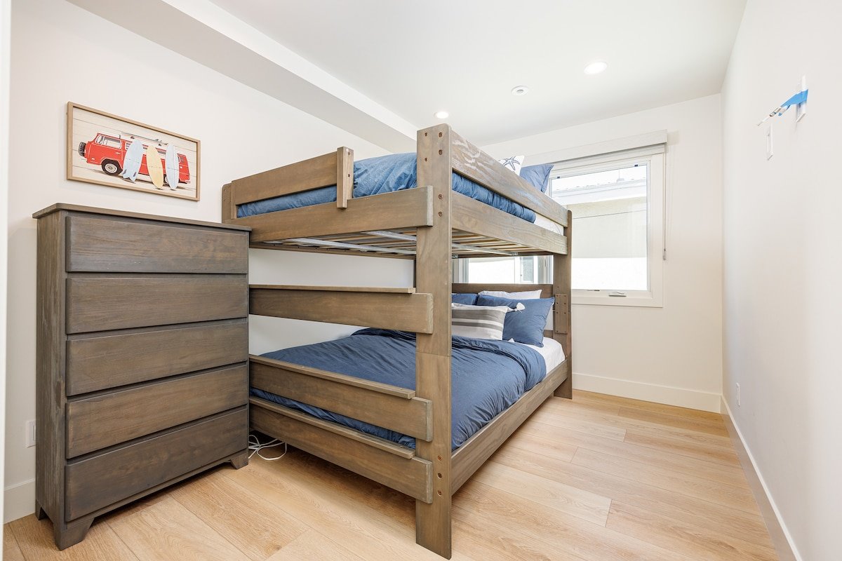 New Chic Remodel w/ Rooftop Deck: 123 30th B gallery image 5