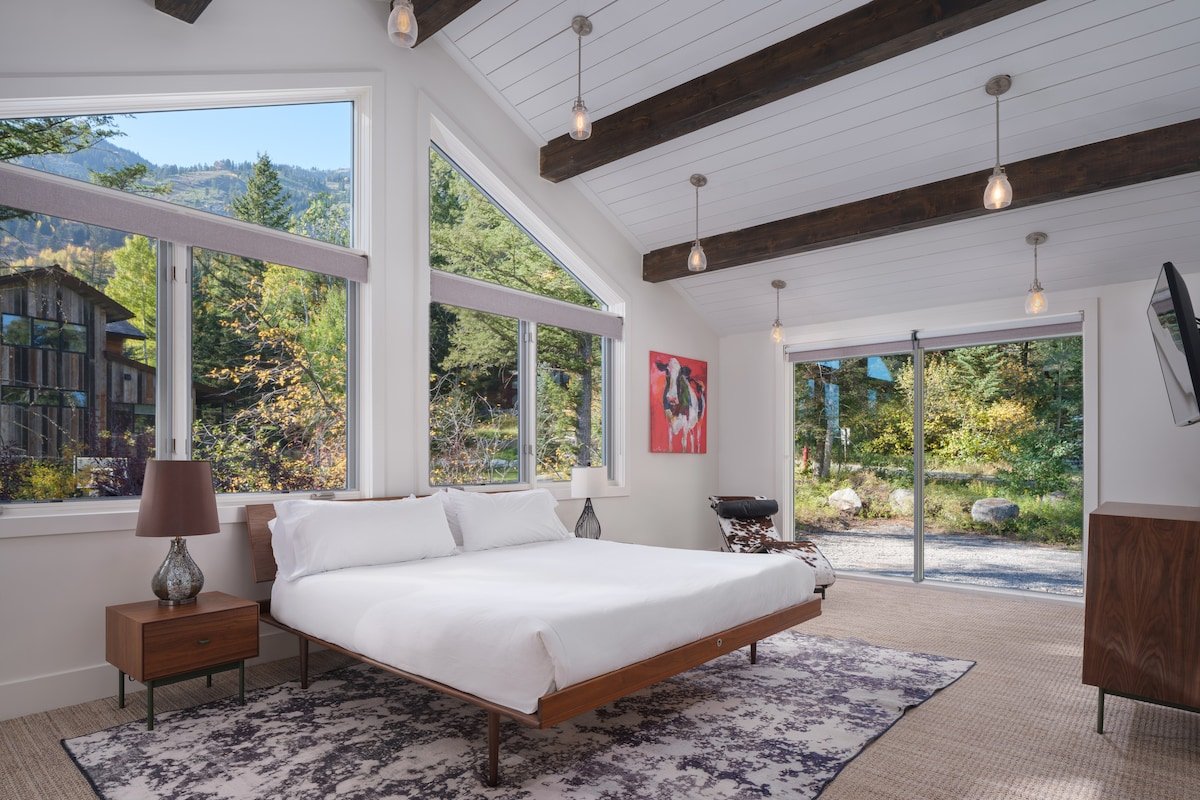 RMR: Montreux House in Teton Village gallery image 2