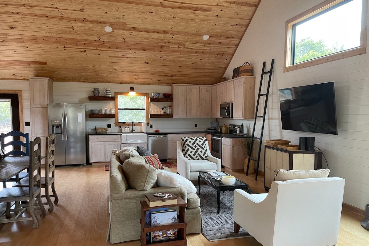 Thistle Rock Ranch Compound: Two 3 Bedroom Houses gallery image 4