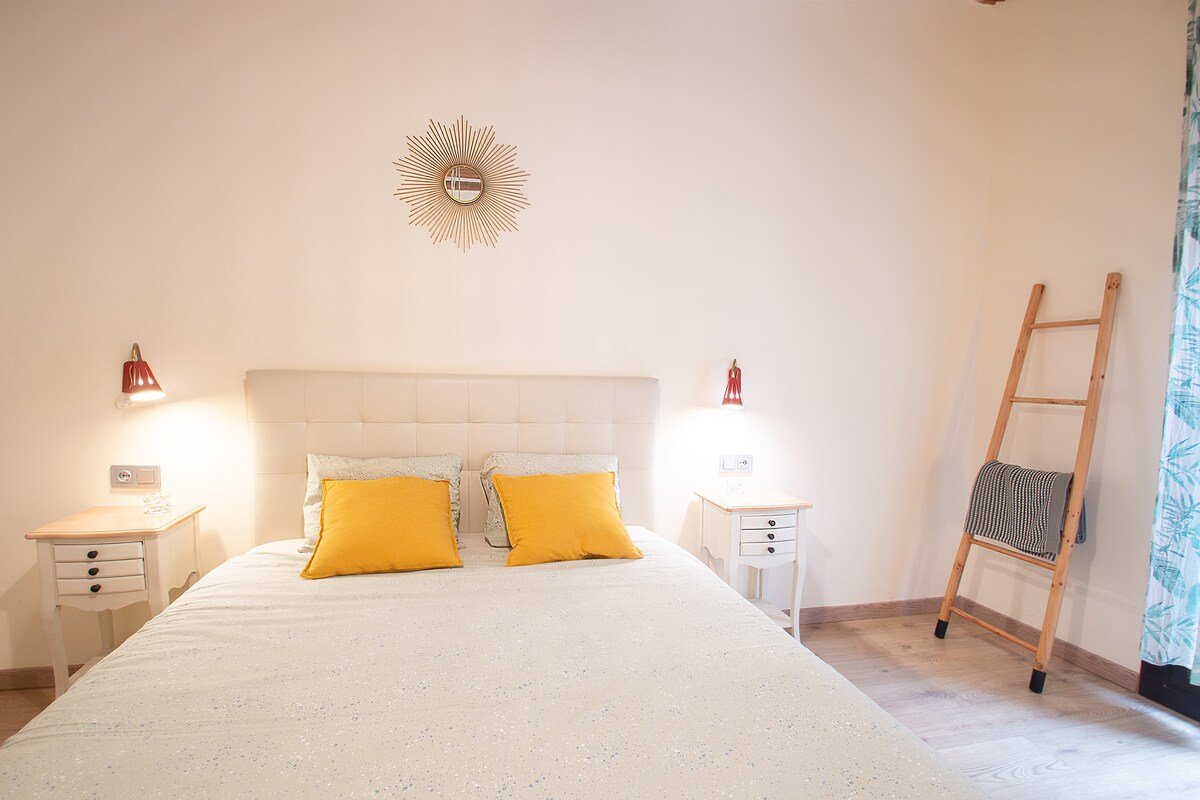 Spacious central apt, 4BR, AC, Wi-Fi, Gothic gallery image 3