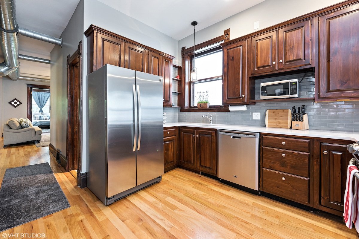 WrigleyVilla – 1/2 Block From Wrigley Field! gallery image 5