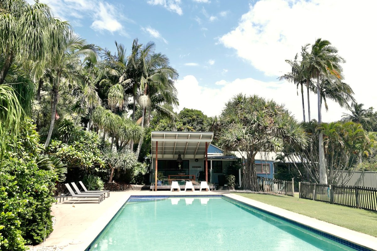 me and john. 5 bedrooms with pool and spa gallery image 5