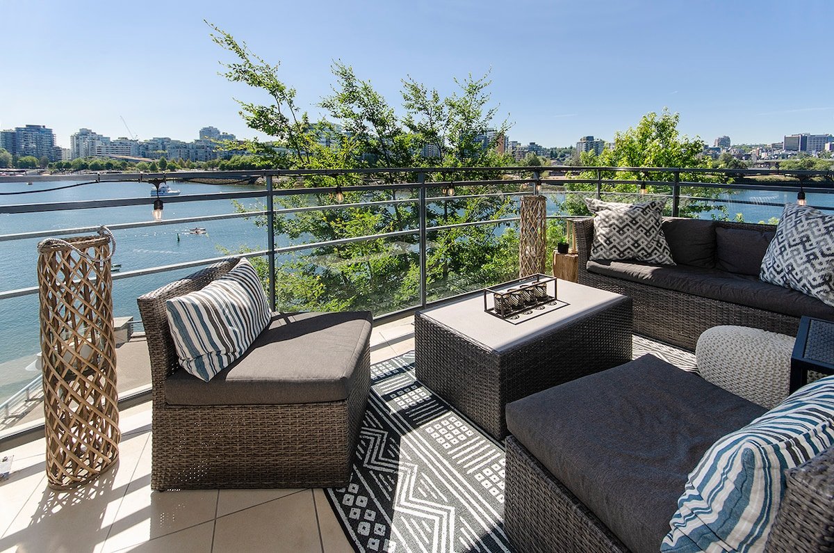 Luxury 3 Brd/3 Bth Waterfront Villa on the Seawall gallery image 4