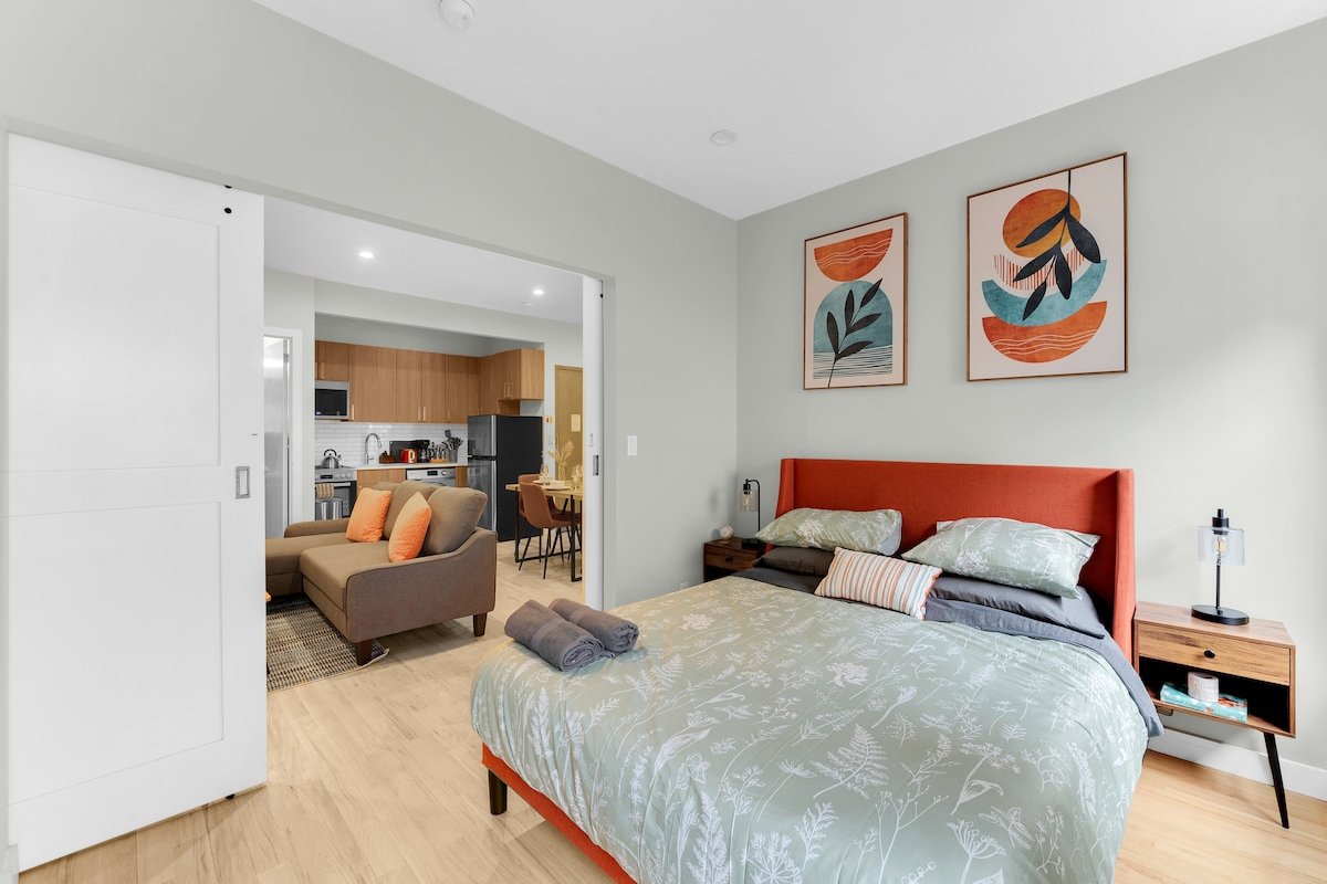 Chic Midtown 2 Bedroom | Queen Beds | WD gallery image 2