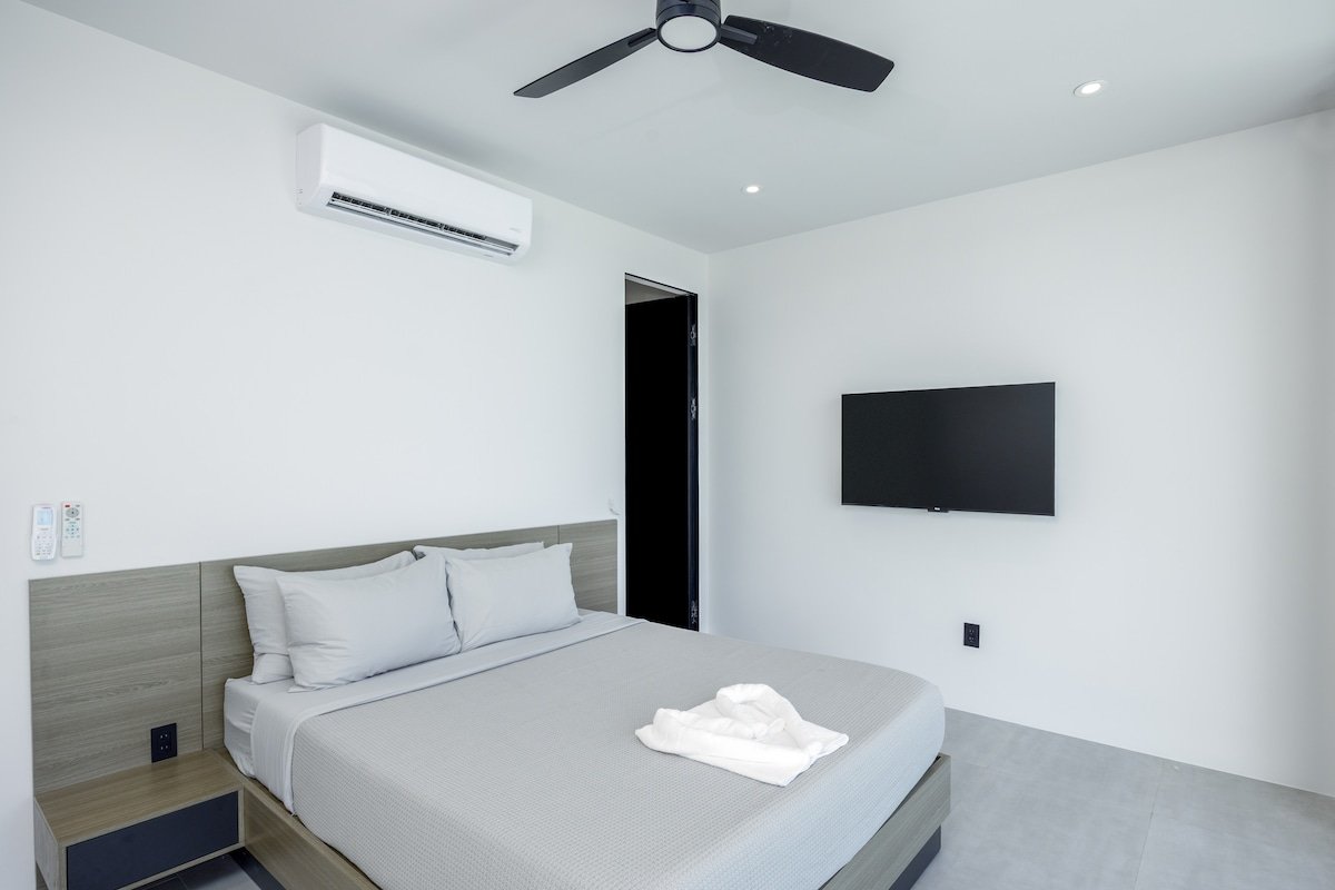 NEW Liquid Beach Estate 2 Villas / 4 Pools / 10bed gallery image 4