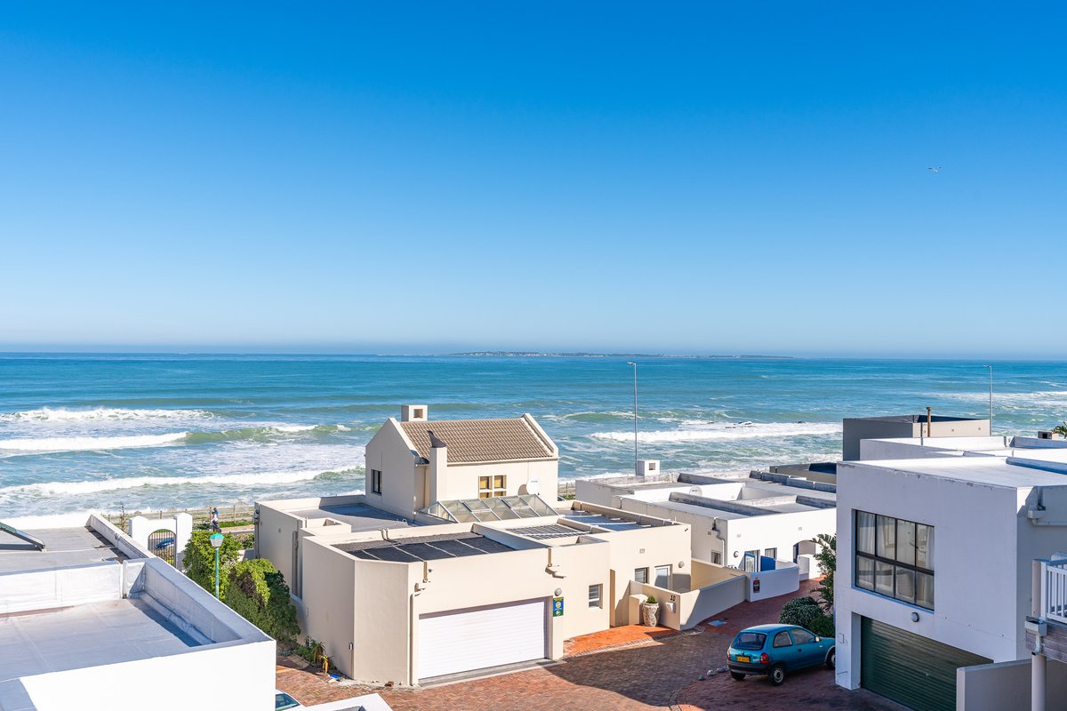 Family home – private pool, sea & mountain views