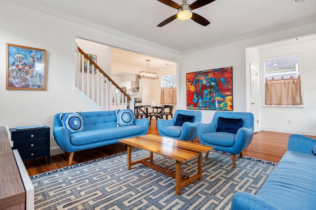 Luxe Spa Guesthouse-walk Downtown! gallery image 5