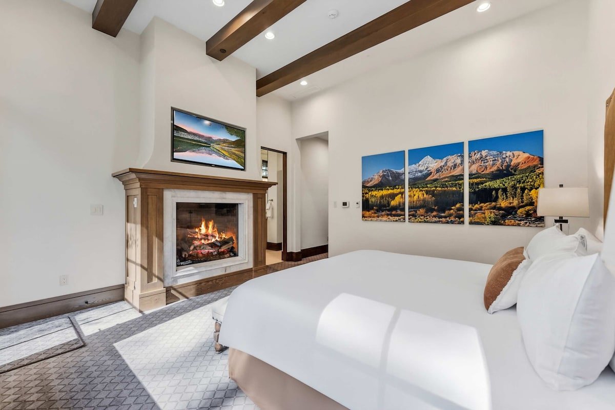 West Vail Retreat | Steps to Ski + Private Hot Tub gallery image 2