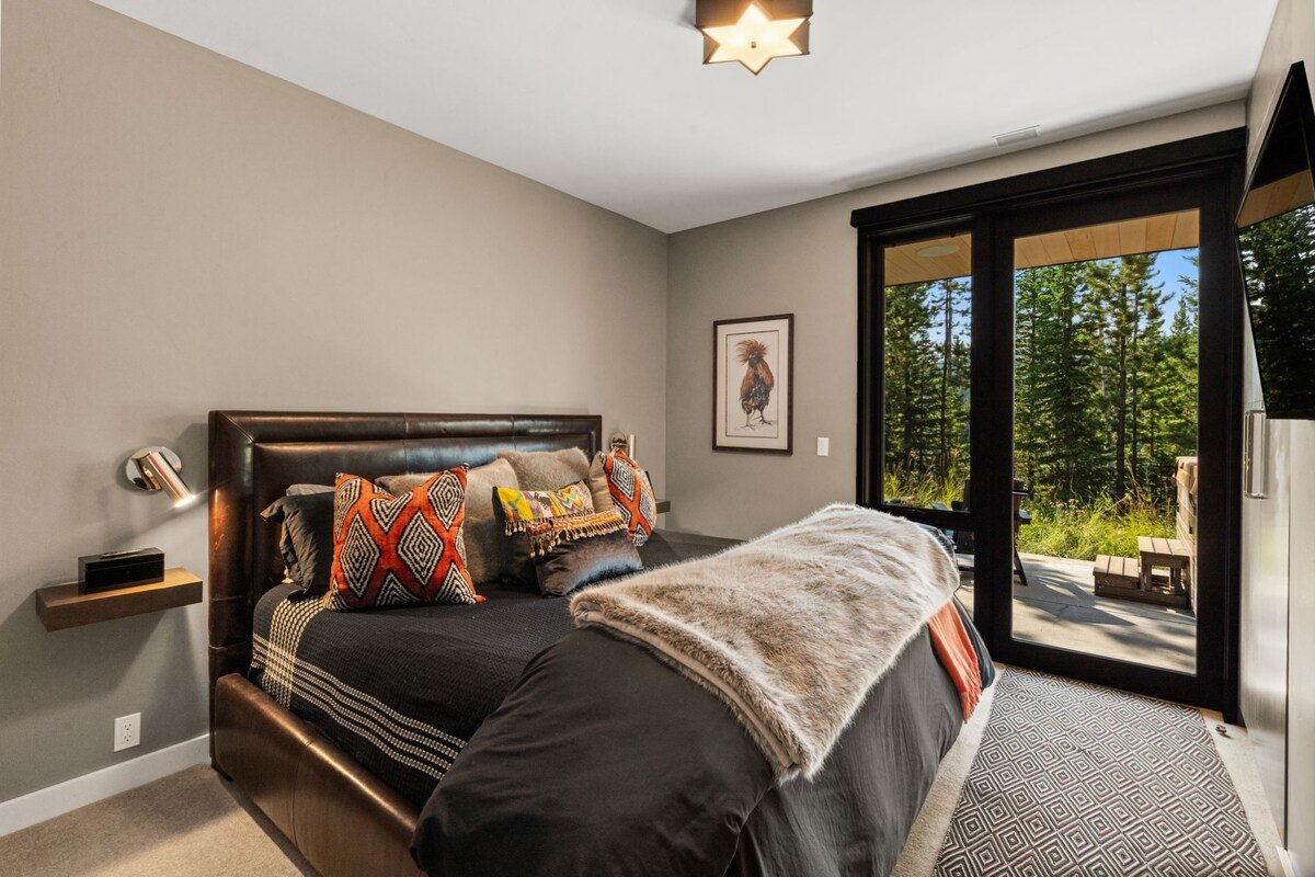 Luxury Mountain Stay | Hot Tub, Views & More gallery image 2