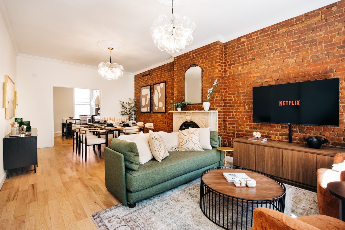 True 3-bed – 15 mins to NYC! Luxury Brownstone gallery image 2