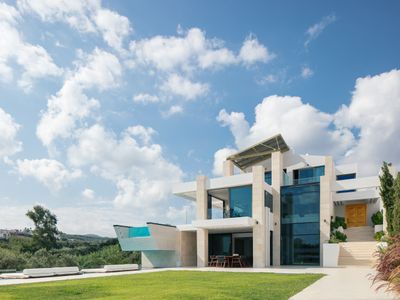 250m2 pool, Staffed, Spa, 300m to beach by etouri