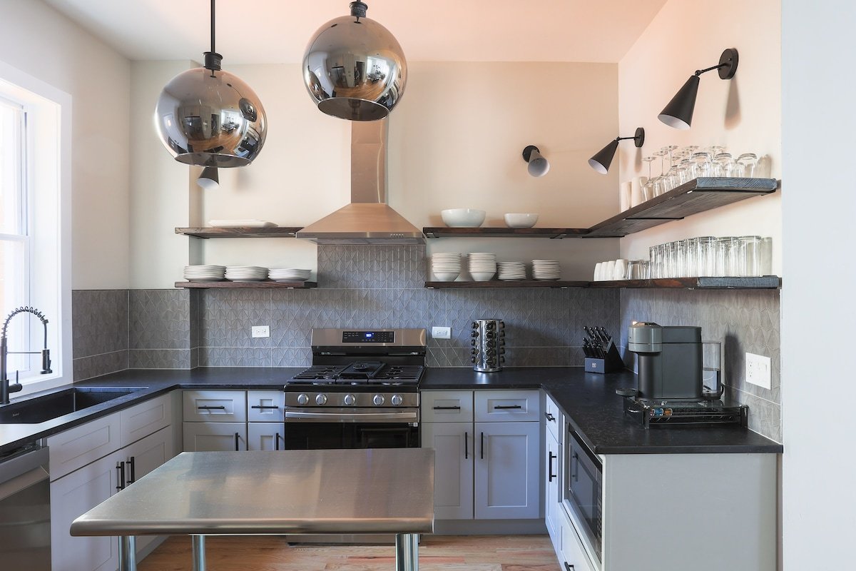 Luxury Two-Level Townhouse | Patio | Lincoln Park gallery image 5