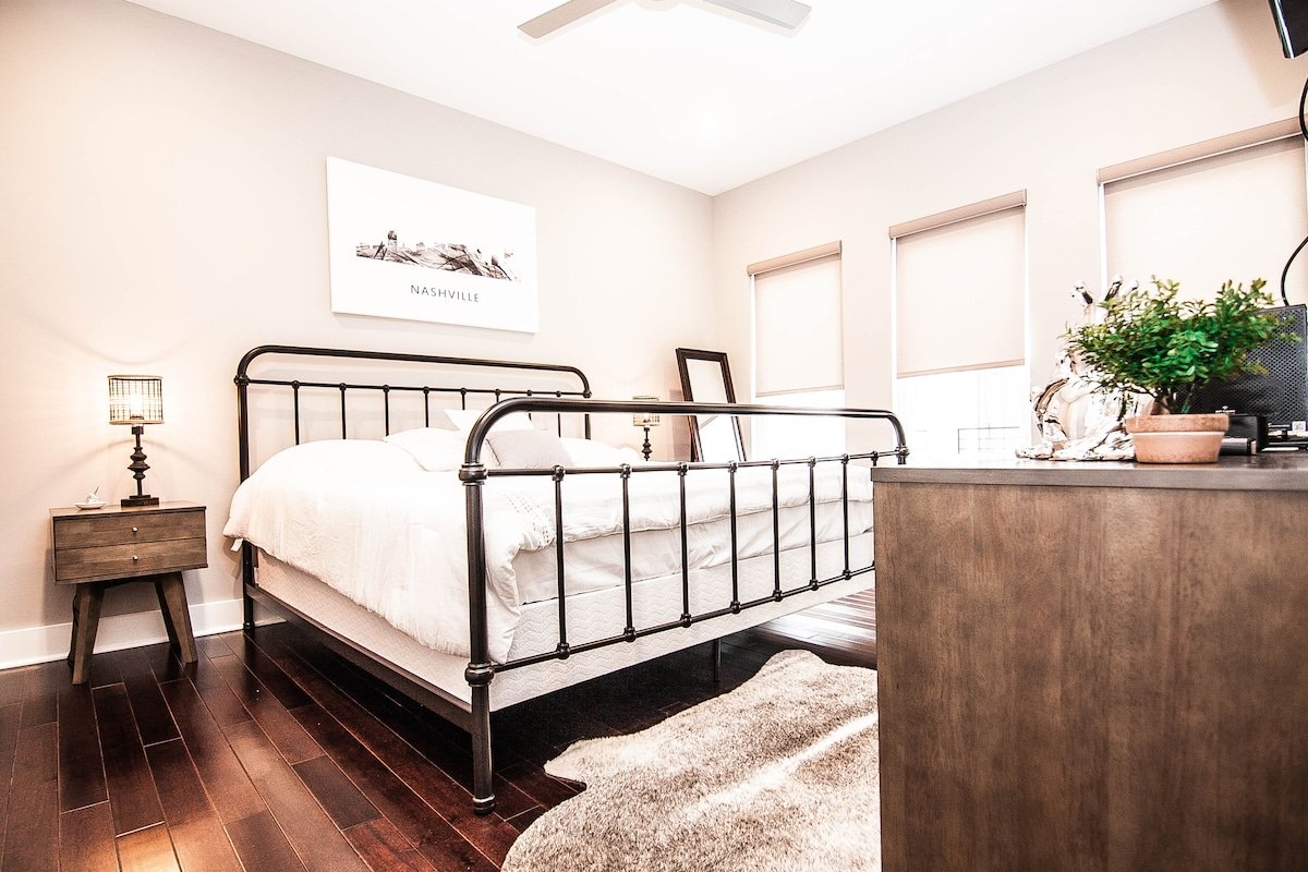 Modern 3 units 5min to DT, 2 Rooftops & Garage! gallery image 5