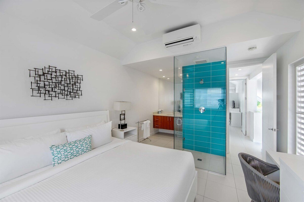 Lux Solaris: Villa w/Pool & Golf Cart by the Beach gallery image 4