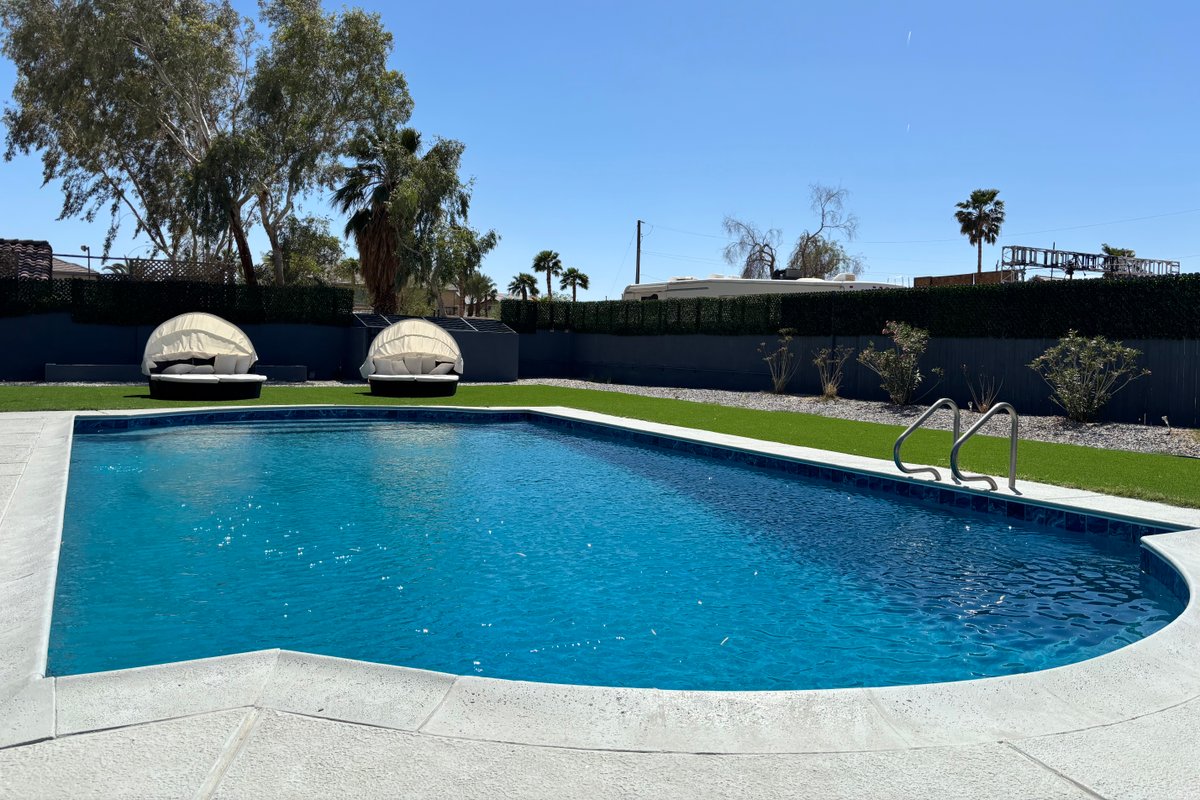 7 mins to strip w/ pool, theater