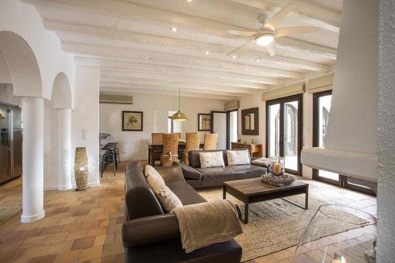 Fantastic villa on the canal with 5 bedrooms, swim gallery image 5