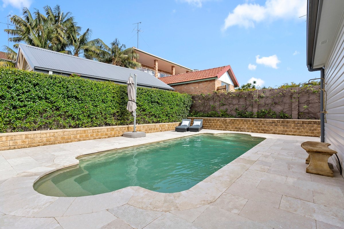 Huge House with Heated Pool – Walk to Beach gallery image 4